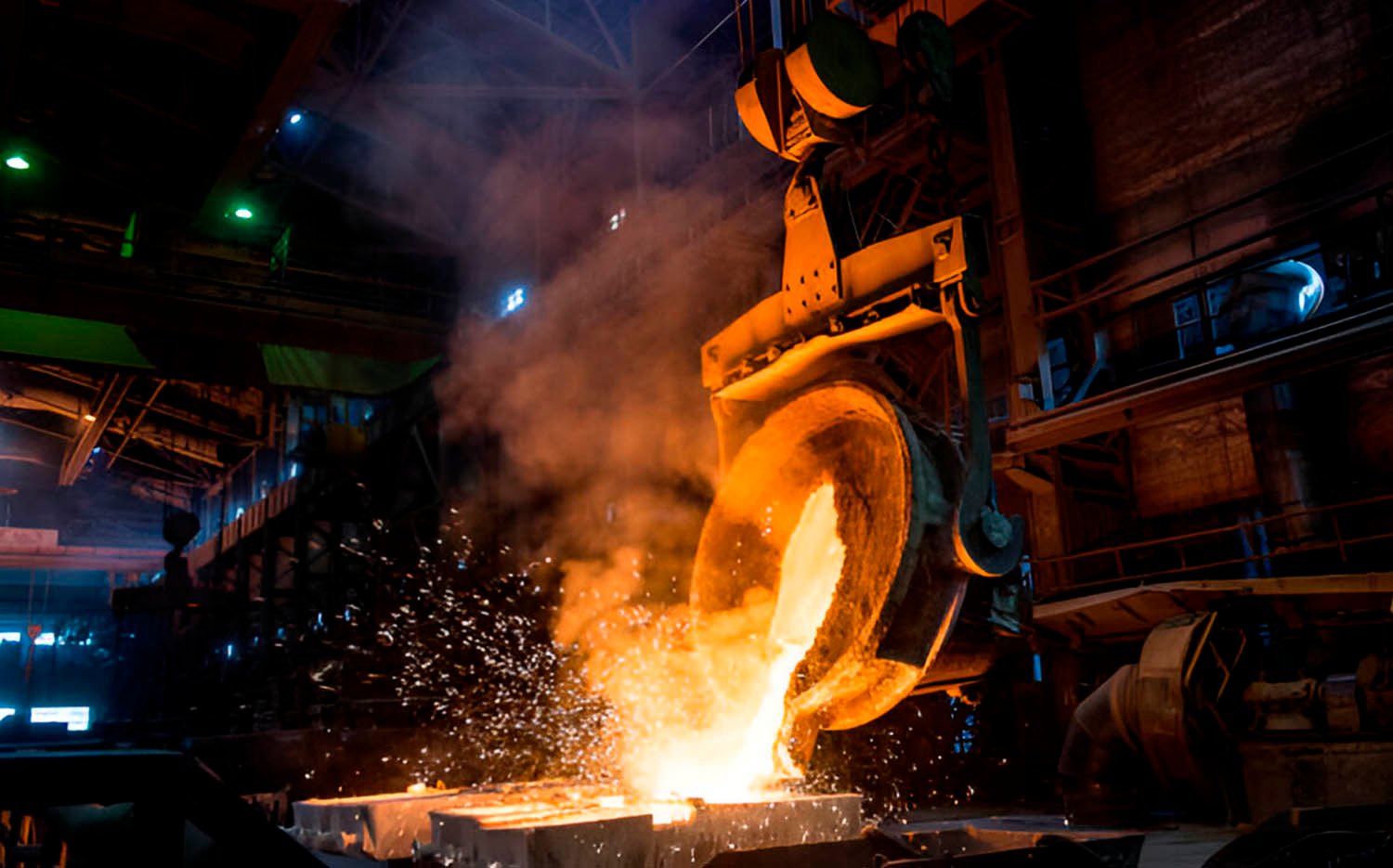 Grandes quantidades de aço derretido sendo moldadas para serem inspecionadas pelo Vision King - Steel